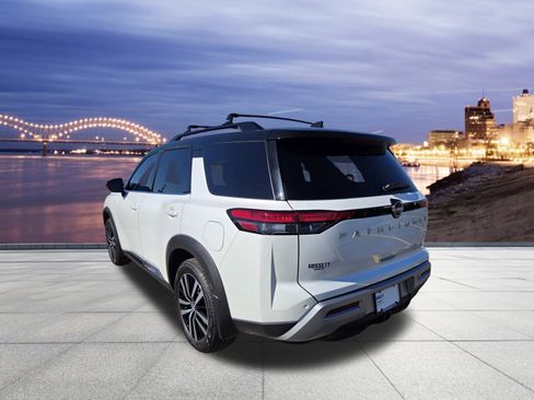 Used 2025 Nissan Pathfinder Platinum w/ Cargo Package image 3