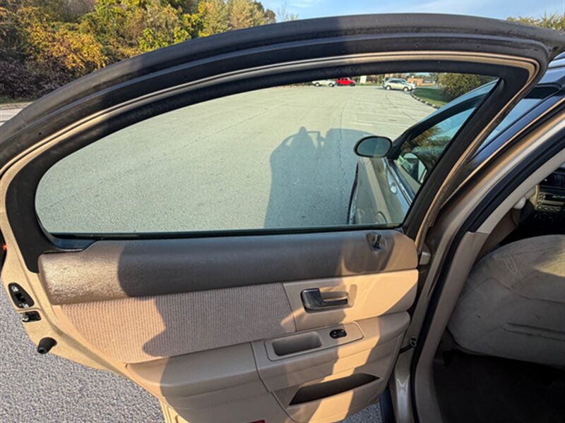 Used 2001 Ford Taurus SE FWD image 23