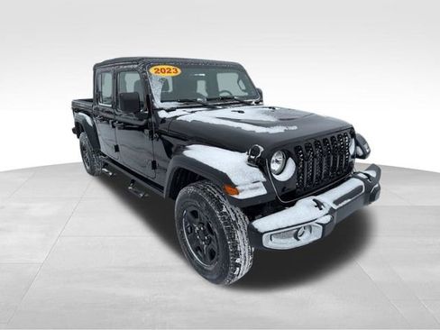 Used 2023 Jeep Gladiator Sport image 3