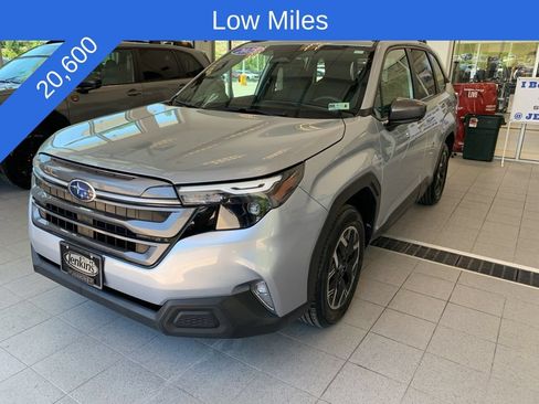 Used 2025 Subaru Forester Premium AWD/4WD image 2