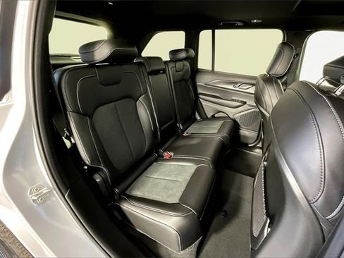 New 2025 Jeep Grand Cherokee Altitude image 11