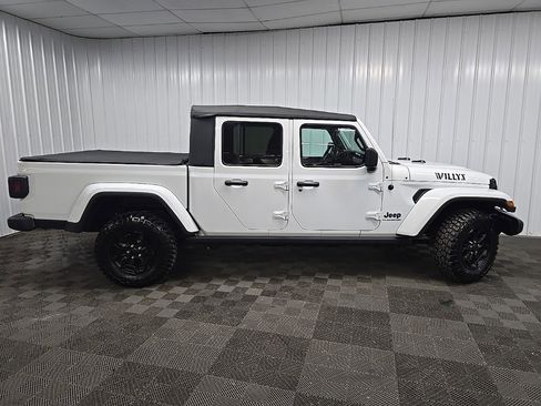 Used 2022 Jeep Gladiator Willys image 2
