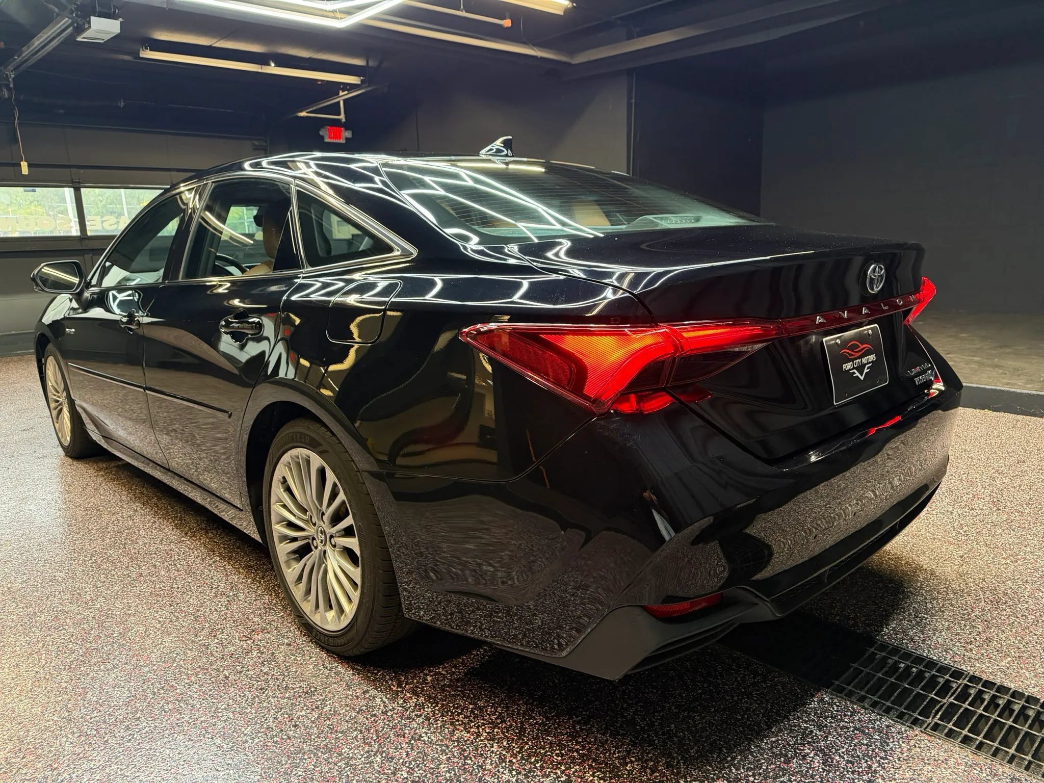 Used 2020 Toyota Avalon Limited w/ All Weather Liner Package FWD image 5