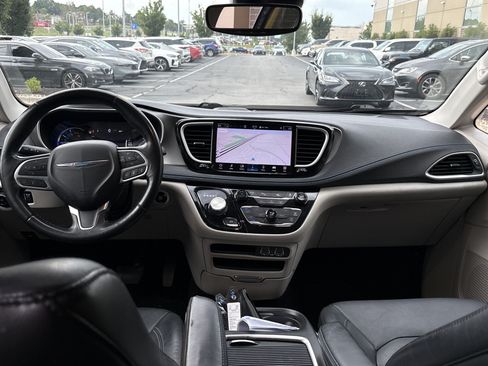 Used 2021 Chrysler Pacifica Touring-L FWD image 28
