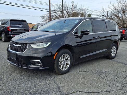 Used 2025 Chrysler Pacifica Select FWD image 3
