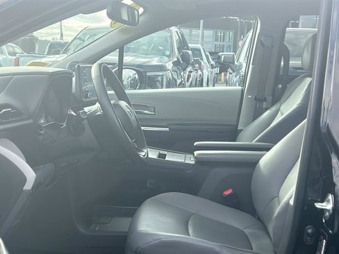 Used 2023 Toyota Sienna XLE image 30