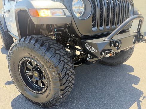 Used 2021 Jeep Gladiator Rubicon AWD/4WD image 4
