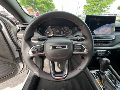 Used 2025 Jeep Compass Trailhawk AWD/4WD image 39