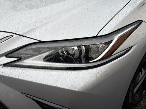 Used 2023 Lexus ES 350 F Sport w/ Accessory Package (Z2) FWD image 9