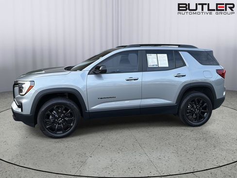 Used 2025 GMC Terrain Elevation w/ Elevation Premium Package AWD/4WD image 3