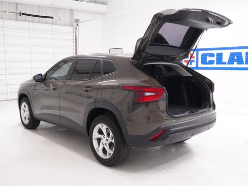 Used 2024 Chevrolet Trax LS w/ LS Convenience Package FWD image 8
