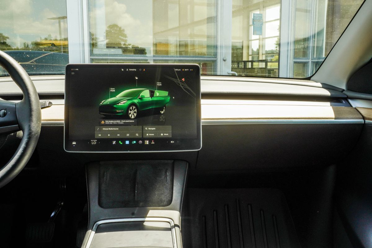Used 2024 Tesla Model Y Long Range AWD/4WD image 18