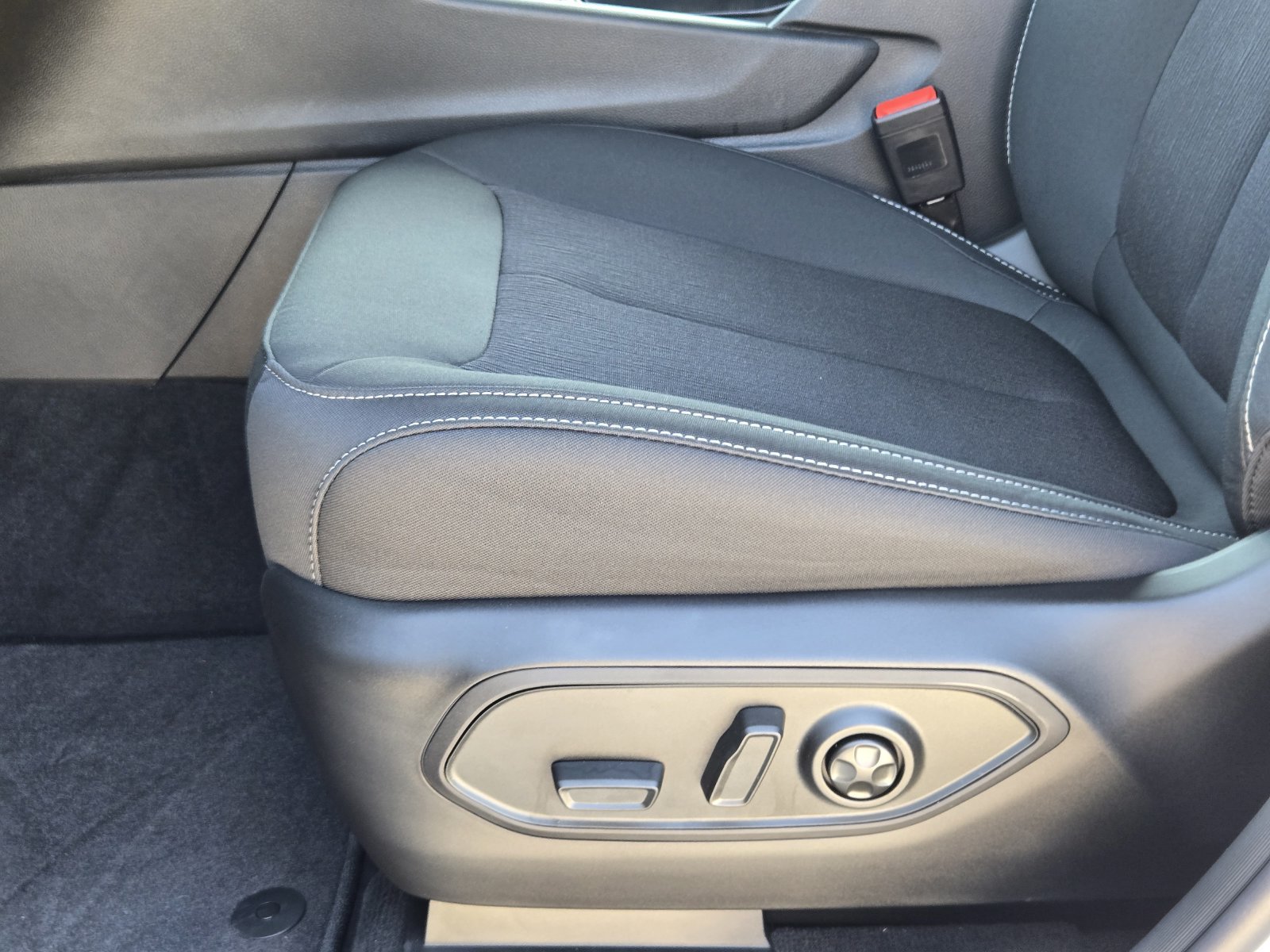 New 2027 Jeep Grand Cherokee Laredo X RWD image 21
