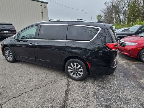 Used 2021 Chrysler Pacifica Touring-L FWD image 4
