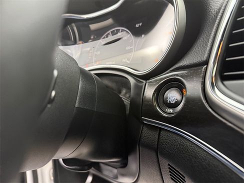 Used 2018 Jeep Grand Cherokee Limited image 32