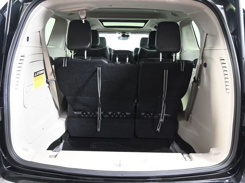 Used 2023 Chrysler Pacifica Limited FWD image 17