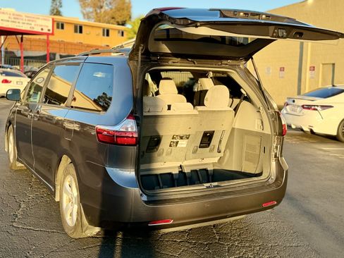 Used 2019 Toyota Sienna LE w/ Carpet Mat Package FWD image 14
