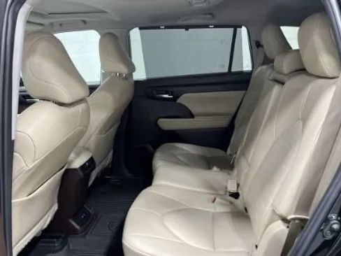 Used 2022 Toyota Highlander XLE AWD/4WD image 2