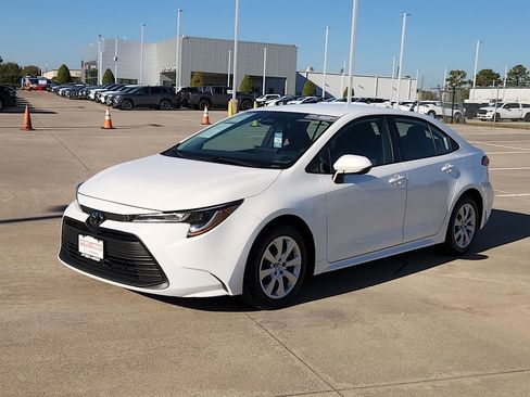 Used 2025 Toyota Corolla LE image 3