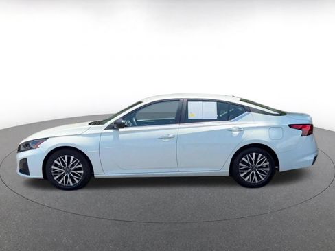 Used 2025 Nissan Altima 2.5 SV FWD image 9