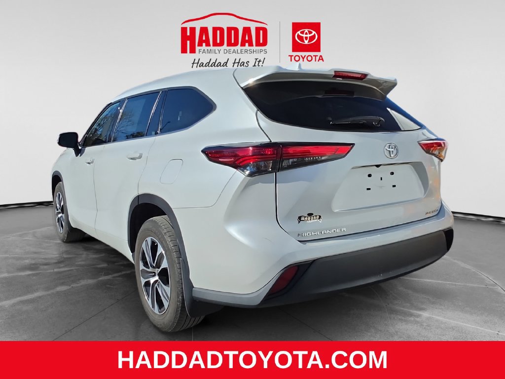 Used 2022 Toyota Highlander XLE AWD/4WD image 3