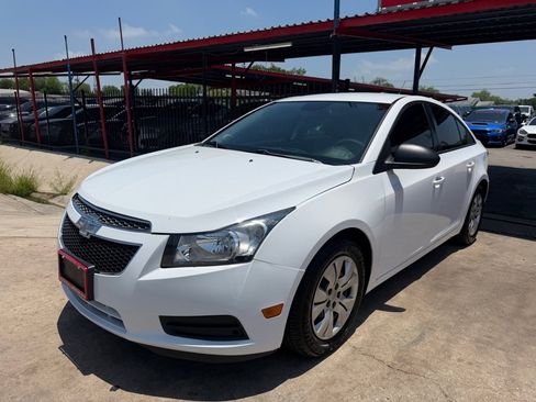 Used 2014 Chevrolet Cruze LS FWD image 2