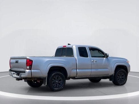 Used 2018 Toyota Tacoma SR w/ SR Convenience Package AWD/4WD image 4