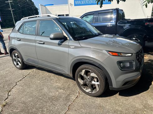 Used 2023 Hyundai Venue SEL FWD image 2