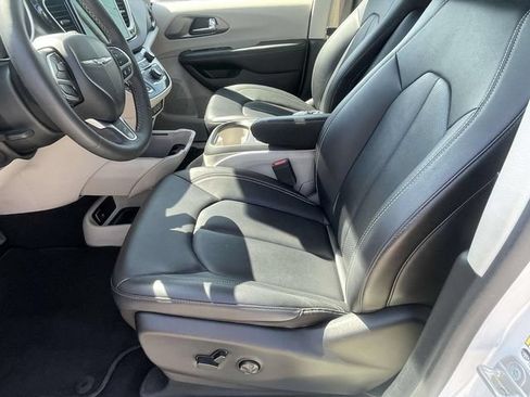 Used 2024 Chrysler Pacifica Touring-L FWD image 12