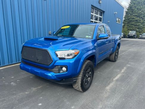 Used 2017 Toyota Tacoma TRD Sport w/ Tow Package (A/T) image 2