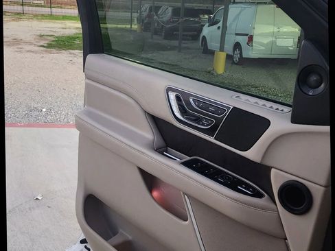 Used 2019 Lincoln Navigator Reserve image 38