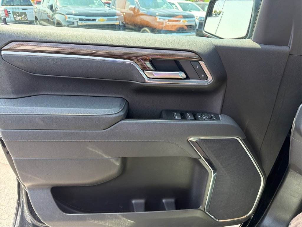 Used 2025 Chevrolet Silverado 1500 LT AWD/4WD image 17