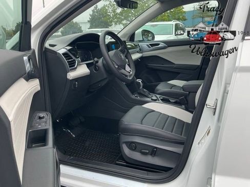 New 2025 Volkswagen Taos SEL image 6