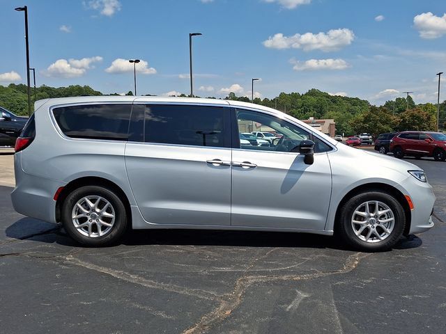 Used 2024 Chrysler Pacifica Touring-L FWD image 7