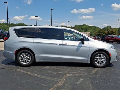 Used 2024 Chrysler Pacifica Touring-L FWD image 7