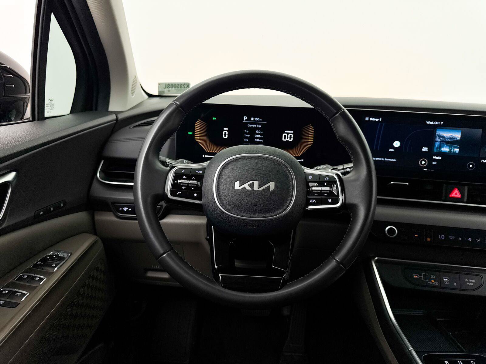 Used 2025 Kia Carnival EX FWD image 34