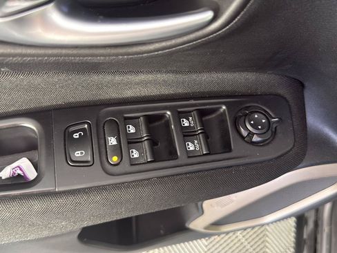 Used 2017 Jeep Renegade Latitude w/ Cold Weather Group AWD/4WD image 10