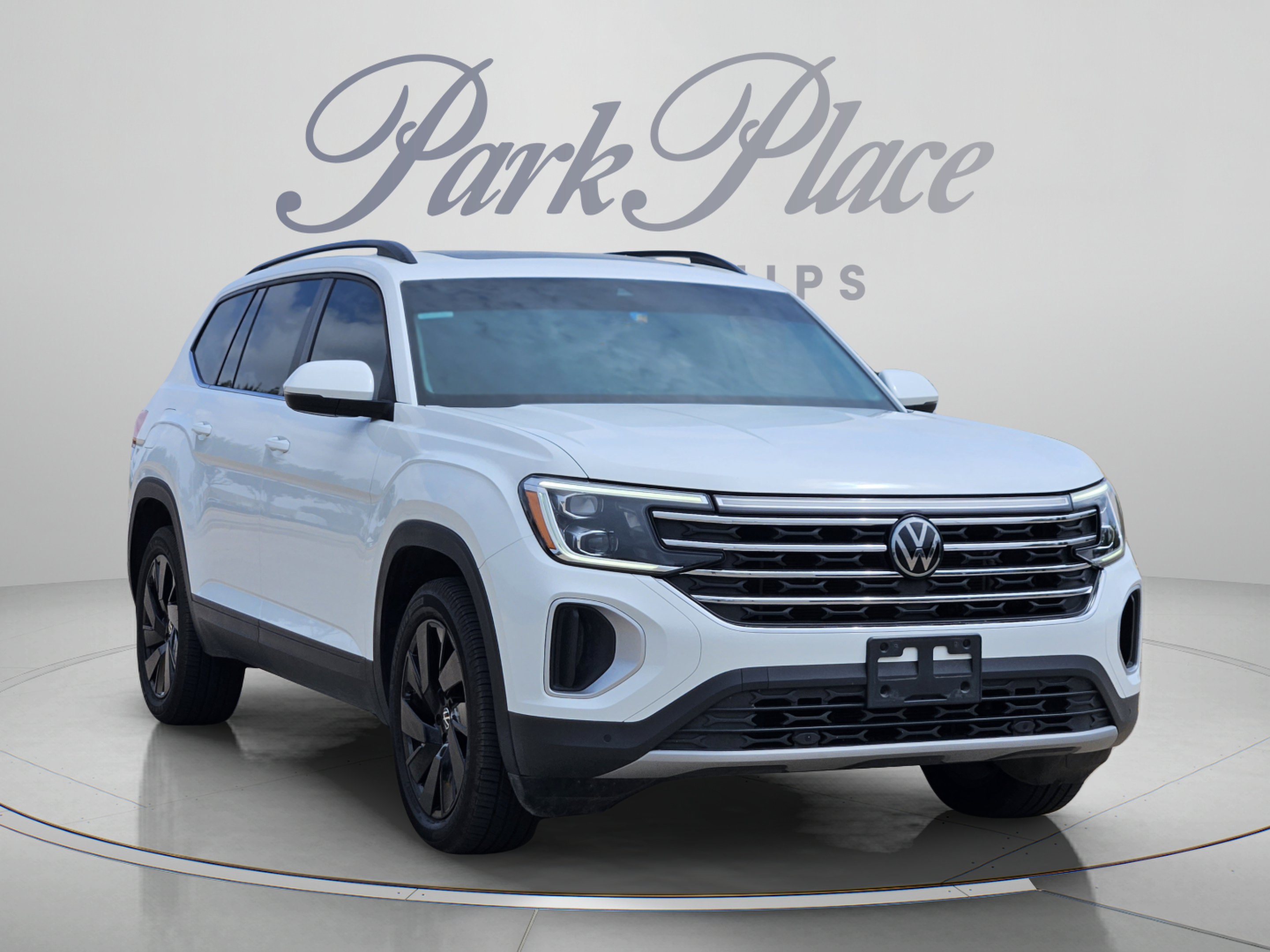 Used 2024 Volkswagen Atlas SE w/ Panoramic Sunroof Package FWD image 4