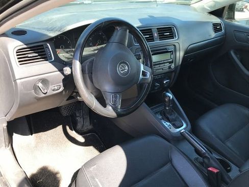Used 2011 Volkswagen Jetta SE FWD image 3