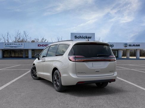 New 2026 Chrysler Pacifica Limited w/ S Appearance Package image 3