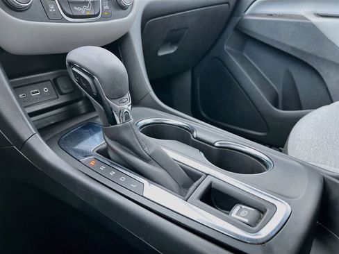 Used 2022 Chevrolet Equinox LS FWD image 16