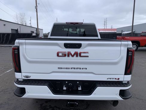 Used 2025 GMC Sierra 2500 AT4 image 8