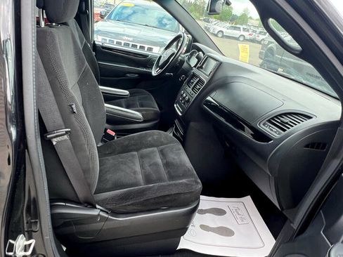 Used 2017 Dodge Grand Caravan SE image 13