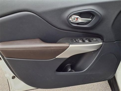 Used 2017 Jeep Cherokee Limited image 13