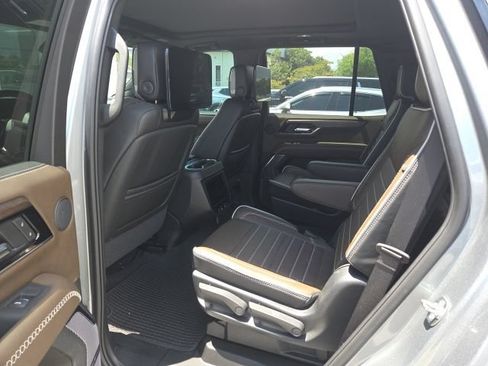 Used 2025 GMC Yukon Denali Ultimate AWD/4WD image 9