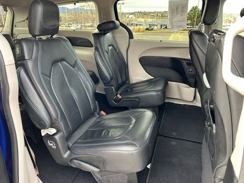 Used 2021 Chrysler Pacifica Touring-L w/ Uconnect Theater Family Group image 26