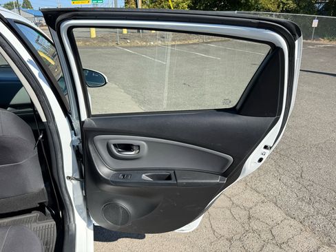 Used 2017 Toyota Yaris SE image 17