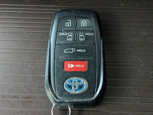 Used 2021 Toyota Sienna XLE w/ XLE Plus Package FWD image 40