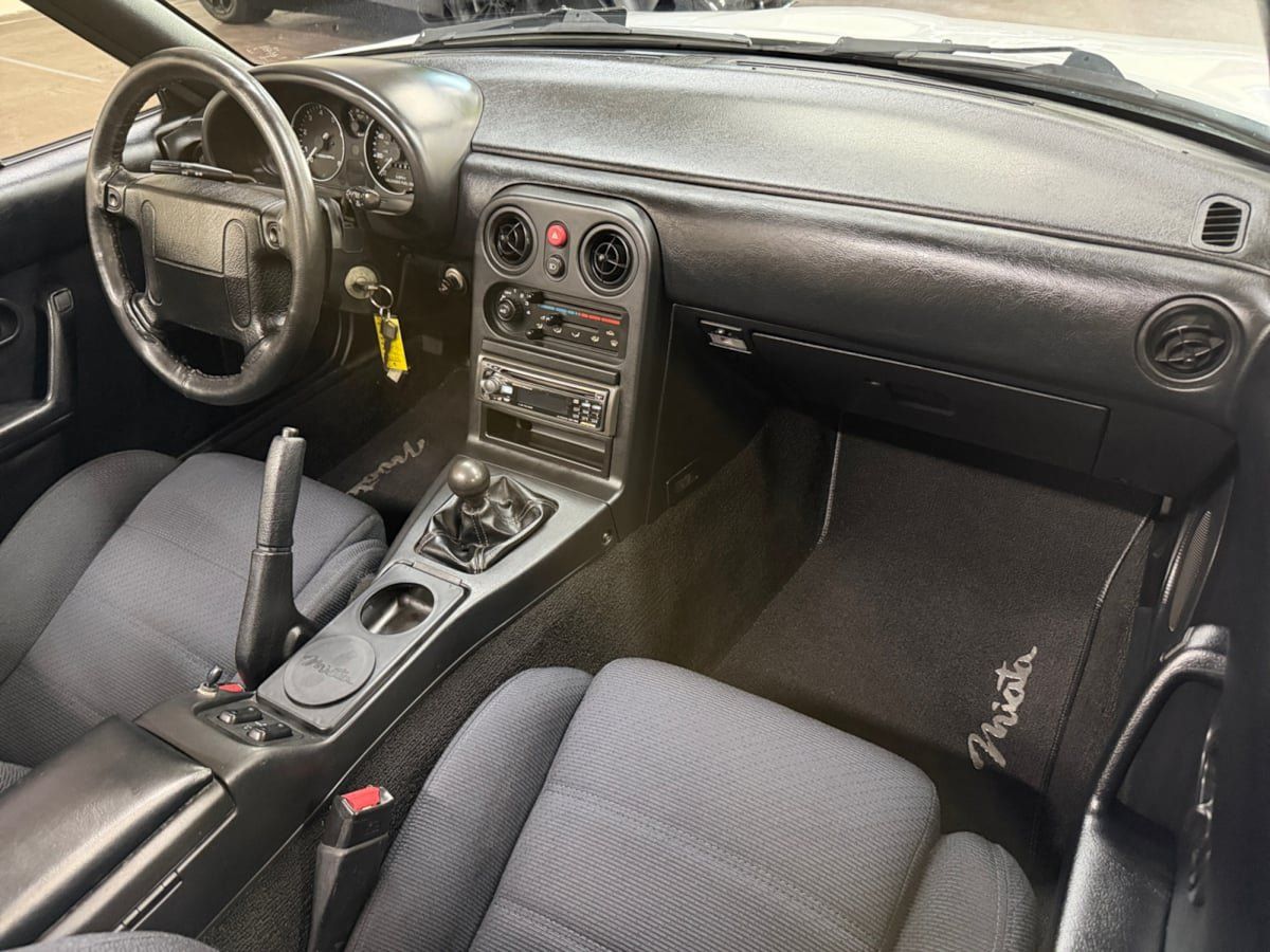Used 1992 MAZDA MX-5 Miata RWD image 15
