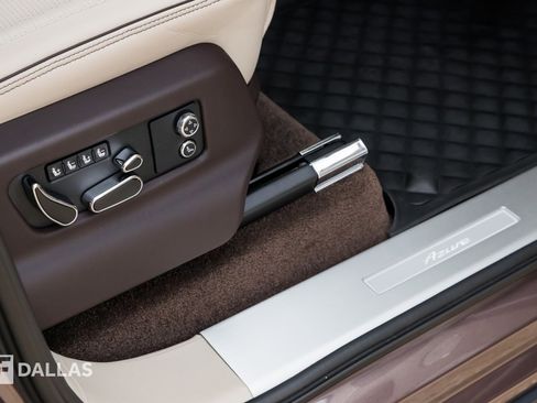 Used 2024 Bentley Bentayga Azure image 39